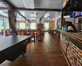 Edificio totalmente vallado y seguro con estanque.