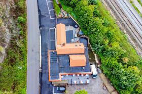 Edificio totalmente vallado y seguro con estanque.