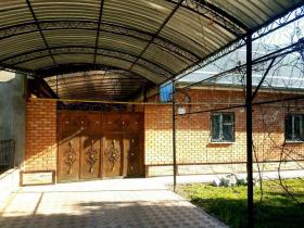 Se vende con urgencia una casa de 2 pisos con un terreno de 5 acres
