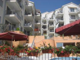 Apartamentos en un complejo cerrado con piscina.