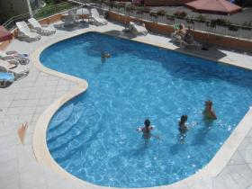 Apartamentos en un complejo cerrado con piscina.