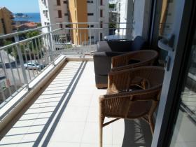 Apartamentos en un complejo cerrado con piscina.