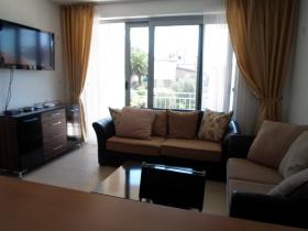 Apartamentos en un complejo cerrado con piscina.