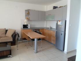 Apartamentos en un complejo cerrado con piscina.